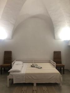 A bed or beds in a room at Dammuso Rekhale con vista mare