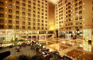 Bazén v ubytování Lijiang Waterfall Hotel Guilin nebo v jeho okolí