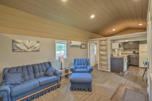 Χώρος καθιστικού στο Quaint Montezuma Cabin Near Lake Ponderosa!