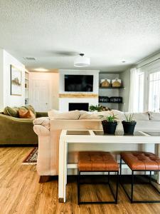 uma sala de estar com um sofá e uma mesa em The Mini Mansion at Graceland em Memphis