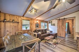 una sala de estar con una mesa y un sofá en Glamping Getaway in Woodstock Lake Campground, en East Berne 19 fotos más