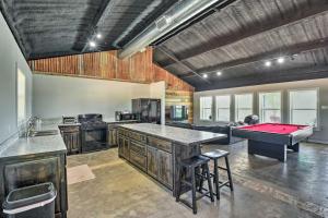 מטבח או מטבחון ב-Spacious Palo Pinto Home Private Dock and Pool