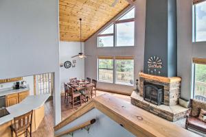 cocina y sala de estar con chimenea y mesa en Secluded Show Low Home Near Hiking Trails!, en Show Low