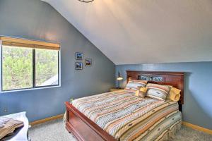 Un dormitorio con una cama grande con ventana. en Secluded Show Low Home Near Hiking Trails!, en Show Low