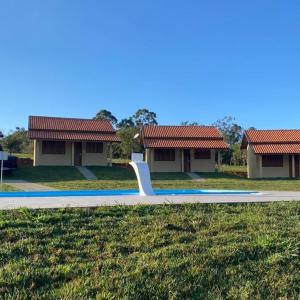 um parque de skate em frente a duas casas em Pousada Epicurista em Capitólio