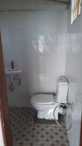 łazienka z toaletą i umywalką w obiekcie Saka Laka w mieście Fort Portal