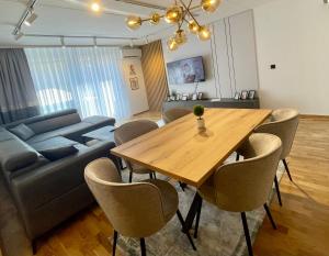 Et tv og/eller underholdning på New Concept including garage