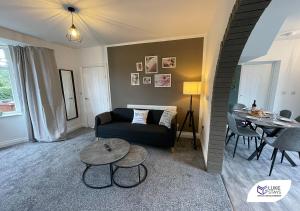 ein Wohnzimmer mit einem Sofa und einem Tisch in der Unterkunft Luke Stays - Pembroke Avenue in Walker Gate