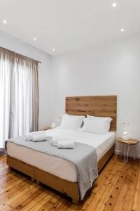 1 dormitorio con 1 cama grande y 2 almohadas en BEAUTIFUL ΝΕW CENTRAL APPARTMENT en Atenas