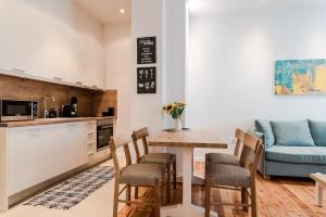 Kuchyňa alebo kuchynka v ubytovaní BEAUTIFUL ΝΕW CENTRAL APPARTMENT + 15 fotografií