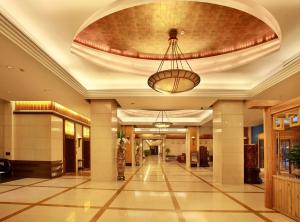 Vstupní hala nebo recepce v ubytování Lijiang Waterfall Hotel Guilin + 37 fotografií