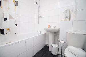 un bagno bianco con lavandino e WC di 2 Bedroom House on Holmes Hill Road- Free Parking, Wi-Fi & Patio a Bristol