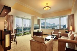 TV a/nebo společenská místnost v ubytování Lijiang Waterfall Hotel Guilin