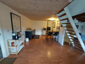 sala de estar con escalera y mesa en KRAGKAER Deer-Lodge B&B A unique holiday home en Sæby