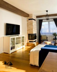 ein Wohnzimmer mit einem Bett und einem TV in der Unterkunft Vidik B30 in Kopaonik