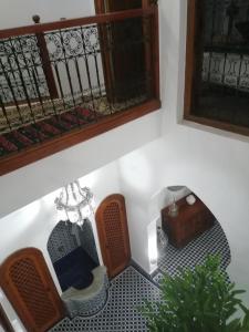 Zimmer mit Stühlen, einem Tisch und einem Fenster in der Unterkunft Riad Siham in El Jadida