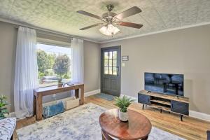a living room with a ceiling fan and a television at Cozy Cottage Near Dtwn Dining, Walk to Casino in Bristol