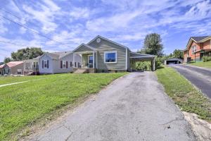 una casa en una calle con entrada en Cozy Cottage Near Dtwn Dining, Walk to Casino, en Bristol