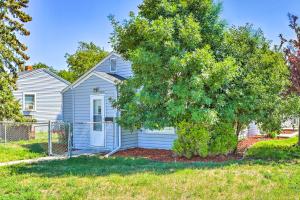 une maison blanche avec un arbre dans une cour dans l'établissement Rapid City Duplex Less Than 10 Mi to Natl Forest!, à Rapid City
