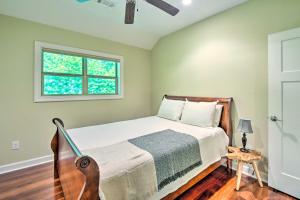 een slaapkamer met een bed en een raam bij Cozy Riverside Dahlonega Home with Kayaks and Fire Pit in Dahlonega