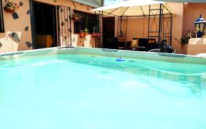 The swimming pool at or close to El Alfar
