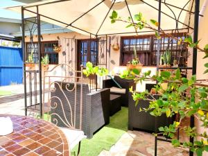 een patio met een tafel, stoelen en planten bij El Alfar in Santa Cruz de Tenerife