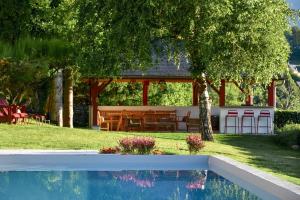 アルシザン・アヴァンにあるLe Chalet des Pyrénéesの庭にスイミングプールがある家