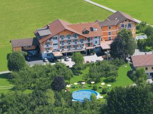 einen Luftblick auf ein Resort mit einem Pool in der Unterkunft Hotel Pachernighof in Velden am Wörthersee