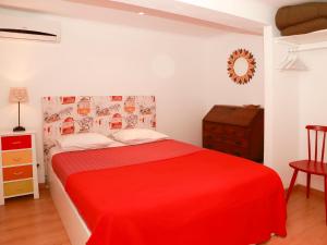 リスボンにあるCasa Encantada - Eliasの赤いベッド1台(赤い毛布付)が備わるベッドルーム1室が備わります。