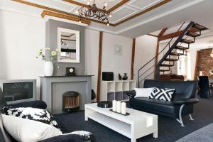 sala de estar con 2 sillas y chimenea en Canal Holiday Apartment, en Ámsterdam