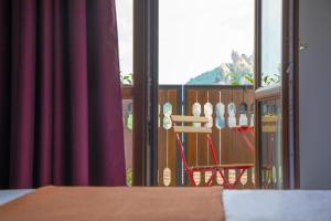 Camera dotata di balcone con tavolo e finestra. di Hotel Dolomiti a Castelmezzano