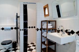 アムステルダムにあるCanal Holiday Apartmentの洗面台とトイレ付きのバスルーム +20枚の写真