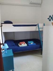 Krevet ili kreveti na kat u jedinici u objektu Pinus Village Casa margherita a Pula-Chia - a 350 m reali dal mare