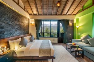 Uma cama ou camas num quarto em Hotel Eagles Nest