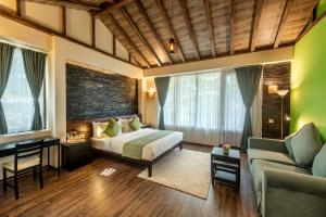 Uma cama ou camas num quarto em Hotel Eagles Nest