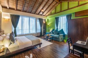 Uma cama ou camas num quarto em Hotel Eagles Nest