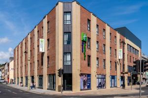 un edificio in mattoni all'angolo di una strada di Holiday Inn Express - Derry - Londonderry, an IHG Hotel a Londonderry