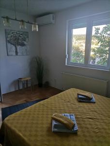 een kamer met een tafel met een gele deken erop bij W Apartman in Gornji Milanovac