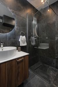 y baño con lavabo y ducha. en Downtown Luxury Apartment #2, en Ioannina