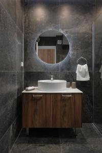 y baño con lavabo y espejo. en Downtown Luxury Apartment #2, en Ioannina