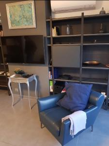 ein blaues Sofa im Wohnzimmer mit einem Tisch in der Unterkunft Bel appartement 3 chambres vue port de Golf Juan in Vallauris