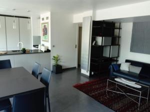 Kuchyňa alebo kuchynka v ubytovaní Bel appartement 3 chambres vue port de Golf Juan