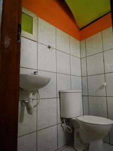 La salle de bains est pourvue d'un lavabo et de toilettes. dans l'établissement Jahostel, à Lençóis