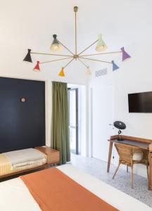 卡斯泰爾梅札諾的住宿－Hotel Dolomiti，一间卧室配有一张床、一张桌子和一张桌子