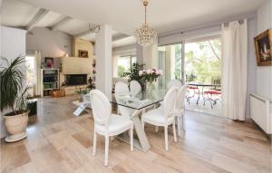 Et opholdsområde på Amazing Home In Nîmes