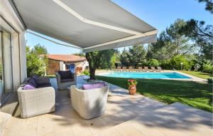 Swimmingpoolen hos eller tæt på Amazing Home In Nîmes + 38 billeder