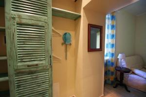 um quarto com um armário com uma persiana aberta em Il Mulino del Castello em Garlenda