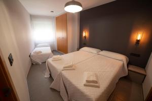 Un pat sau paturi într-o cameră la Castellon Comfort - A una Calle del Centro