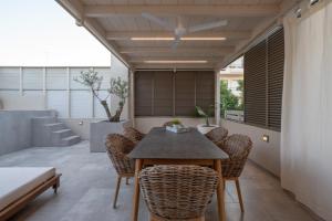 een eetkamer met een tafel en stoelen bij Casa Luna in Rethimnon