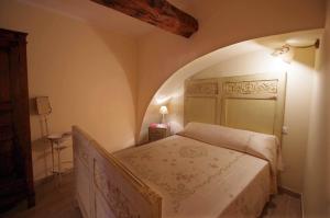 a bedroom with a bed in a room at Il Mulino del Castello in Garlenda